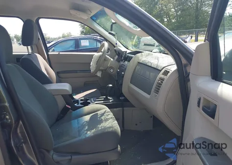 2010 Ford Escape Xls z USA, uszkodzony, nr VIN 1FMCU0C71AKA70697